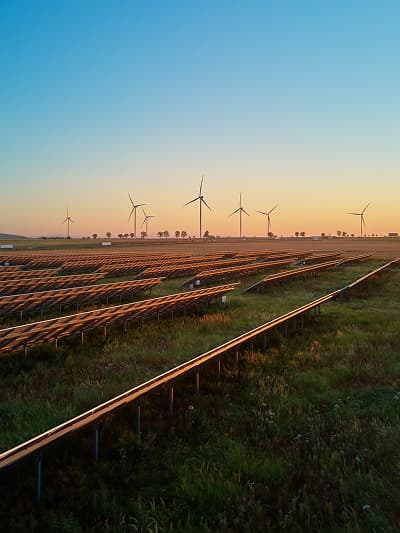 Wind-solar hybrid installation